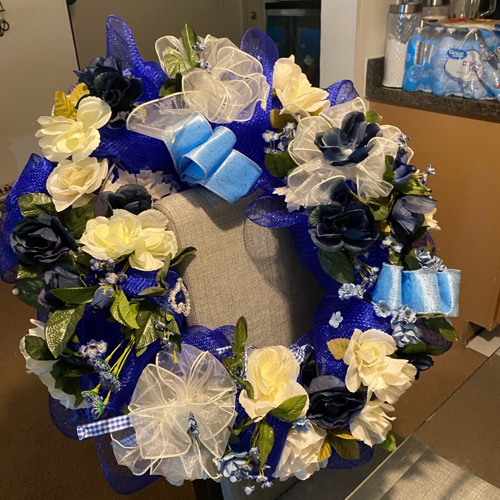 White roses on the blue